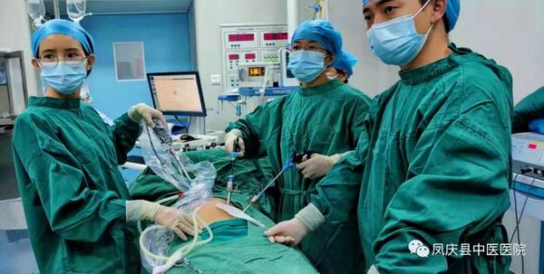 凤庆县中医医院妇产科成功开展首例腹腔镜手术(图1)